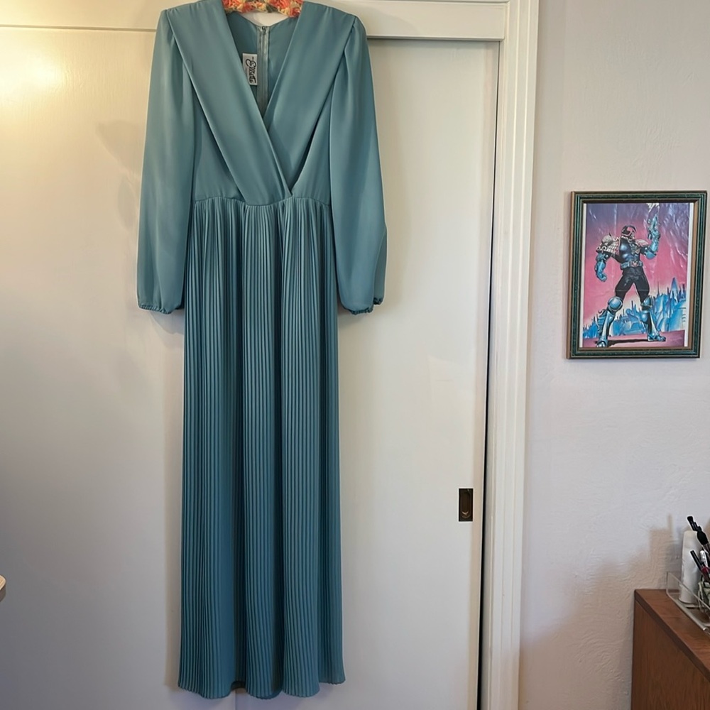miss elliette poly pleated maxi, needs a washing.